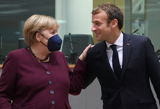 앙겔라 메르켈 독일 총리가 22일 벨기에 브뤼셀에서 EU 정상회의 이틀째를 맞아 에마뉘엘 마크롱 프랑스 대통령과 대화하고 있다. [로이터=연합뉴스]