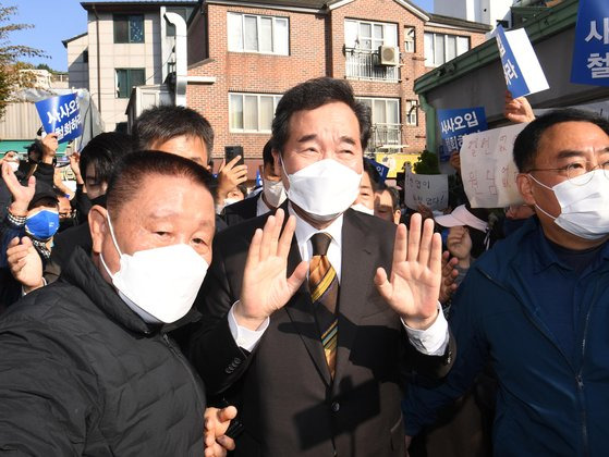 24일 오후 이낙연 전대표가 이재명 더불어민주당 대선후보와 회동장소인 종로구 안국동의 찻집으로 들어서고 있다. 2021.10.24 국회사진기자단