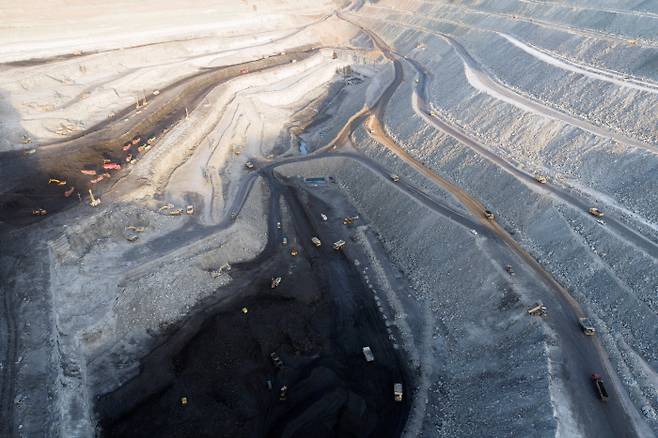 중국 네이멍구 자치구 오르도스의 한 탄광에서 지난 19일 석탄 채취 작업이 이뤄지고 있다. 오르도스|로이터연합뉴스