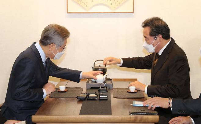 오늘부터 ‘원팀’ 이재명 더불어민주당 대선 후보(왼쪽)와 이낙연 전 대표가 24일 서울 안국동의 한 찻집에서 만나고 있다.  국회사진기자단