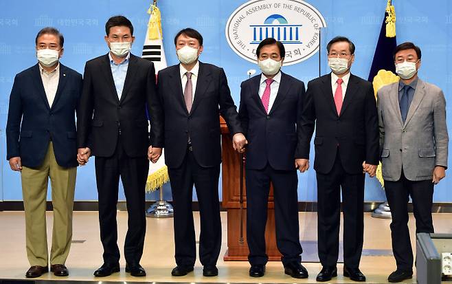 윤석열과 손잡은 박진·김태호·심재철·유정복·신상진 윤석열 국민의힘 대선 경선 후보가 24일 국회 소통관에서 공동선대위원장 및 공존과혁신위원장 영입 기자회견을 열고 있다. 왼쪽부터 박진·김태호 공동선대위원장, 윤 후보, 심재철·유정복 공동선대위원장, 신상진 공존과혁신위원장.      국회사진기자단