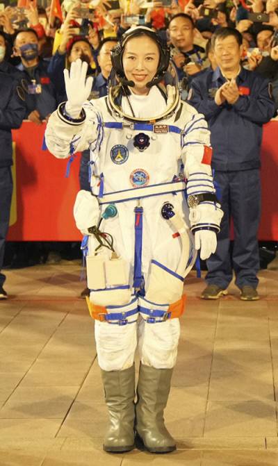 지난 15일 선저우 13호 발사 직전 왕야핑이 인사하고 있다.  지우콴 | 신화연합뉴스