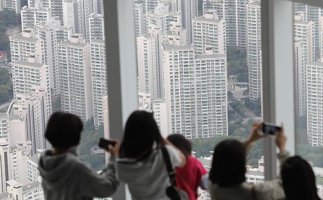 A view shows an apartment complex in Jamsil-dong, Seoul on Oct. 11. (Yonhap)