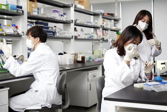 CHA Vaccine Institute researchers conduct tests at CHA Bio Complex in Pangyo, Gyeonggi. [CHA VACCINE INSTITUTE]