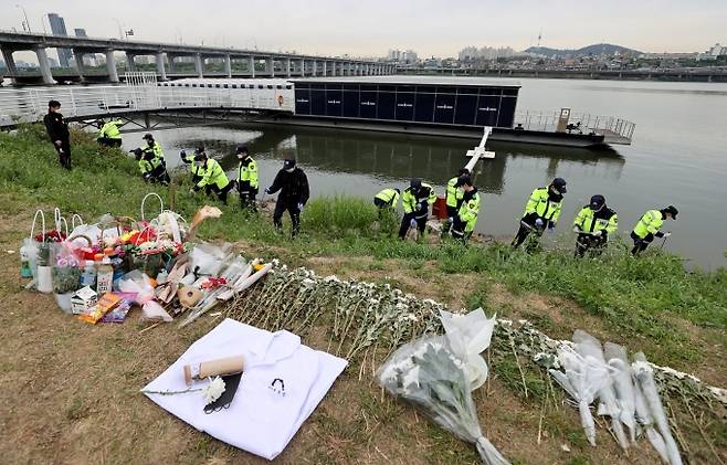 한강에서 실종된 뒤 숨진 채 발견된 대학생 고(故) 손정민 씨 사건 관련 경찰 수사가 진행 중인 서울 반포한강공원에 손 씨 추모공간이 마련돼있다.&nbsp; &nbsp;연합뉴스