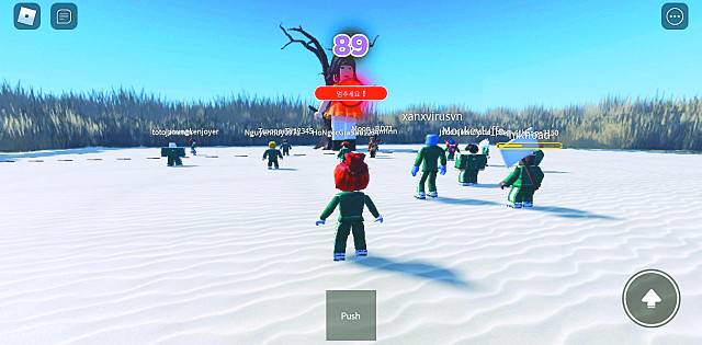 메타버스 게임 플랫폼 로블록스에서 캐릭터들이 한 이용자가 제작한 드라마 ‘오징어 게임’의 패러디 게임에 참여하고 있다. 로블록스 메타버스 플랫폼 캡처