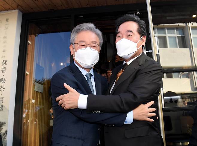 더불어민주당 대선 후보인 이재명 경기도지사와 이낙연 전 대표가 24일 오후 서울 종로구 안국동 한 찻집에서 회동하고 있다. [연합]
