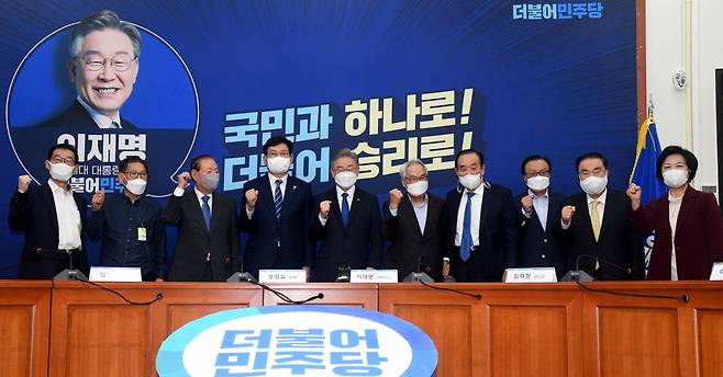 더불어민주당 이재명 대통령 후보가 13일 국회에서 열린 대통령 후보-당대표-상임고문단 간담회에 앞서 파이팅을 외치고 있다. 왼쪽부터 이용득, 오충일, 김원기 상임고문, 송영길 대표, 이 후보, 임채정, 이용희, 이해찬, 문희상, 추미애 상임고문. [연합]