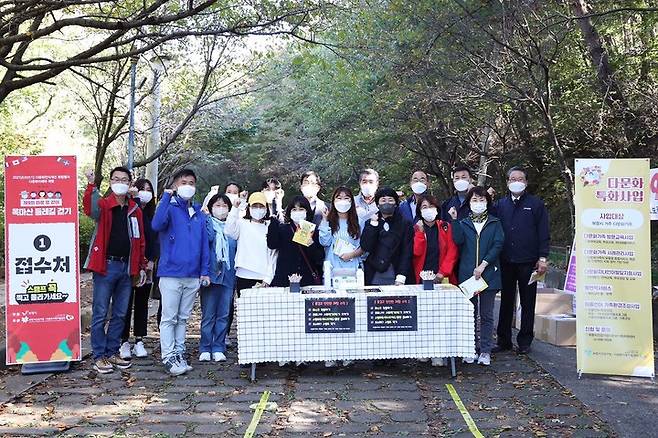 옥마산 둘레길 걷기 참가자들과 김동일(뒷줄 오른쪽 네번째 보령시장.(사진=보령시청 제공) *재판매 및 DB 금지