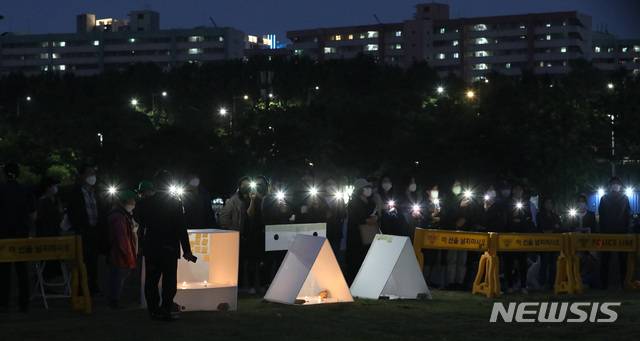 [서울=뉴시스]조수정 기자 = 지난 5월23일 오후 서울 반포한강공원 택시승강장 인근에 마련된 고(故) 손모씨 추모공간 인근에서 열린 진상규명 촉구 집회. 손씨는 지난 4월24일 반포한강공원에서 술을 마신 뒤 실종됐다가 30일 인근 한강 수중에서 숨진 채 발견됐다. 2021.05.23. chocrystal@newsis.com