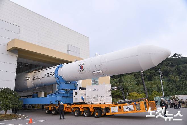 한국형 발사체 누리호(KSLV-II)가 지난 20일 오전 전남 고흥 나로우주센터 내 조립동을 출발해 제2발사대로 이송되는 모습. 한국항공우주연구원 제공