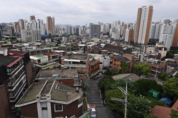 서울에서 ‘빌라’로 불리는 다세대·연립주택의 거래량이 아파트 거래량을 6개월 연속 추월한 것으로 나타났다. 13일 서울부동산정보광장에 따르면 지난달 서울의 다세대·연립주택 매매 건수(신고일 기준)는 총 4천359건으로, 아파트 매매 건수(2천835건)를 1.5배 이상 넘어선 것으로 집계됐다. 사진은 이날 서울 서대문구 일대 빌라촌 모습. 2021.7.13 오장환 기자 5zzang@seoul.co.kr