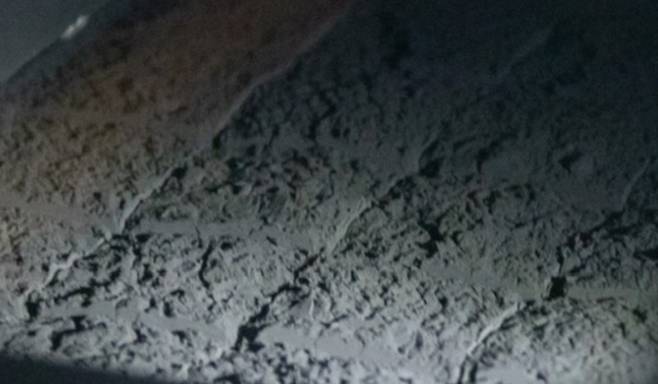 전기차 배터리 양극재 - 전남 광양 포스코케미칼 양극재 공장에서 제조 공정 중인 양극재 모습. 푸석푸석한 검은색 고체 형태로 돼 있다. 포스코케미칼 제공