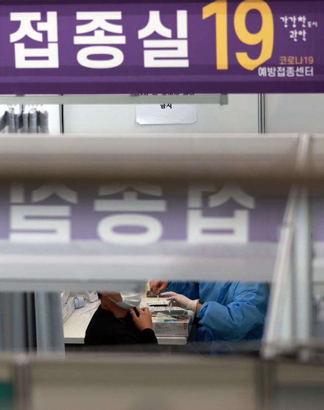 23일 오전 서울 관악구민종합체육센터에 마련된 코로나19 백신 접종센터를 찾은 시민이 백신 접종을 받고 있다./연합뉴스