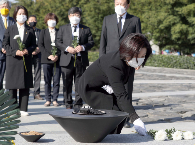 심상정 정의당 대선 후보가 24일 경남 김해시 봉하마을 고 노무현 대통령 묘역을 참배하고 있다. / 연합뉴스