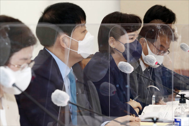 전현희 국민권익위원장(가운데)이 10월 20일 서울 여의도 국회에서 열린 국회 정무위원회 2021년도 종합국정감사에서 의원들의 질의에 답변하고 있다. [뉴스1]