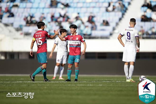 대전하나시티즌 이현식(왼쪽 3번째)이 23일 대전 한밭종합운동장에서 열린 하나원큐 K리그1 2021 35라운드 FC안양과 경기에서 후반 1분 골을 넣은 뒤 기뻐하고 있다.  프로축구연맹 제공