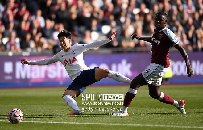 ▲ 손흥민이 23일 웨스트햄전에서 볼 다툼을 하고 있다