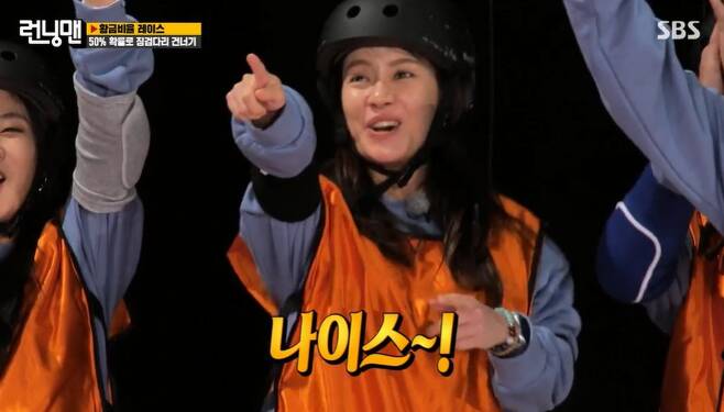 Jeon So-min, Yezi and Luda were penalized for dancing by losing the Golden Ratio Race.On the other hand, Song Ji-hyo showed off his extraordinary performance in the stepping bridge game.On SBS Running Man, which was broadcast on Days, Yezi, Luda, Bibi and Jeong Jun-ha appeared as guests and performed Golden Ratio Race.In the emergence of ITZY Yezi, Running Man said that they were break and sophisticated.Yoo Jae-Suk told Yezi, who was gorgeous with bold bridge hair, that If you do not follow the wrong way, you will get a soul, and Yezi laughed, saying Moon Hee Jun style.WJSN Luda has emanated its presence with colorful gestures since its appearance.Yoo Jae-Suk said, I was so funny that Haha cheered at Luda and asked, Who is it? But added, I met for the first time. This is whats known, and honestly, do you know all the WJSN members? Ji Suk-jin said, WJSN members dont know you either.I have no brother in WJSN interest. Ji Suk-jin also sang the State of the Sky Land of the 90s female duo Vivi in the appearance of Vivi, making the Running Man laugh.What is interesting is that Yezi and Bibi competed for the audition program The Fan.Bibi, who won the runner-up at the time, said, I came to reality and I became a fuck.Bibi also said, Onerae was playing music as a hobby and heard it in the eyes of Yoon Mi-rae.Yoon Mi-rae heard my song and made his debut because he wanted to hire her, he said.In addition to the Cheongil store guest Jeong Jun-ha, the Golden Ratio Race was held, and the weakest Ji Suk-jin and Jeon So-min faced each other in the flour blue flag game.Jeon So-min, who became a flour-covered man on the attack of Jeong Jun-ha, hit Ji Suk-jin with a magu punch and got a valuable victory as a result.In Game 2, Kim Jong-guk and Jeong Jun-ha faced each other. Jeong Jun-ha is pressing now. I know this is his game.As Haha said, I am worried about how to fit delicious. Jin-ha showed off his presence with a colorful body gag and expression.In the game, a small number of teams, Song Ji-hyo, played a big role.As a result, a small group won, and Yezi, Jeon So-min and Luda, who stayed at the bottom of the final score, formed a girl group with wigs and performed dance penalties.