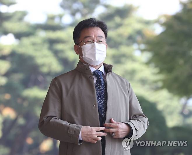 서울중앙지검 들어서는 김만배 (서울=연합뉴스) 류영석 기자 = 화천대유 대주주 김만배씨가 24일 오전 서울 서초구 서울중앙지검에 재소환돼 출석하고 있다. 2021.10.24 ondol@yna.co.kr