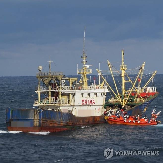 무허가 조업 중국어선 나포하는 제주해경 (제주=연합뉴스) 제주해양경찰서 대원들이 23일 우리 측 배타적경제수역(EEZ)에서 무허가로 불법조업을 한 중국어선 1척을 나포하고 있다. 2021.10.24 [제주해양경찰서 제공. 재판매 및 DB 금지] koss@yna.co.kr