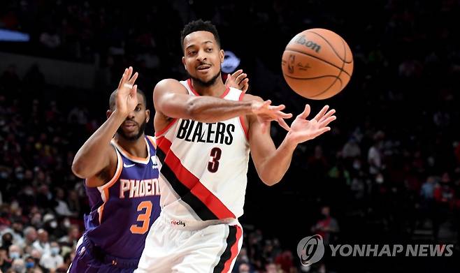 패스하는 매콜럼 [USA TODAY Sports=연합뉴스]