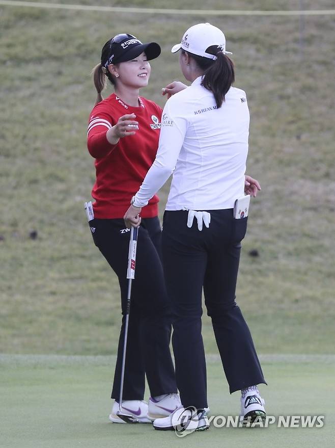 고진영, 연장전 대결을 벌인 임희정과 포옹 (부산=연합뉴스) 강덕철 기자 = 24일 부산 기장군 LPGA 인터내셔널 부산에서 열린 미국 여자프로골프(LPGA) 투어 BMW 레이디스 챔피언십에서 우승한 고진영(오른쪽)이 연장전 대결을 벌인 임희정과 포옹하고 있다. 2021.10.24 kangdcc@yna.co.kr