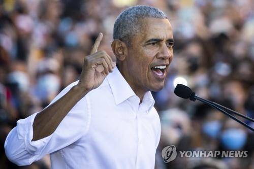 버지니아 주지사 선거 유세장에 등장한 오바마  (EPA=연합뉴스) 23일(현지시간) 미국 버지니아주 리치먼드의 버지니아커먼웰스 대학에 버락 오바마 전 대통령이 등장해 버지니아주지사 선거에서 민주당 후보 지지를 호소하고 있다. 2021.10.24. photo@yna.co.kr