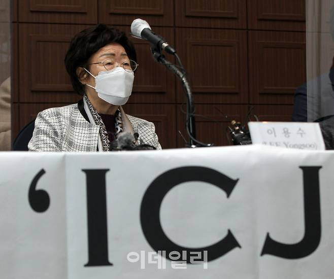 일본군 위안부 피해자 이용수 할머니가 4월 14일 오전 서울 중구 프레스센터에서 기자회견을 하고 있다. 이용수 할머니는 일본군 위안부 문제의 국제사법재판소(ICJ) 회부를 촉구하는 스가 요시히데 일본 총리 앞으로 보내는 서한을 일본대사관에 전달했다고 밝혔다.(사진=이데일리 김태형 기자)
