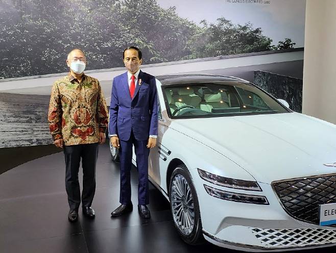 정의선 현대자동차그룹 회장(왼쪽)이 25일(현지시간) 인도네시아 정부 주최 행사에 앞서 조코 위도도 인도네시아 대통령(오른쪽)과 함께 전기자동차 전시물을 둘러본 뒤 G80 전동화 모델 앞에서 기념사진을 찍고 있다. (사진=현대자동차그룹)