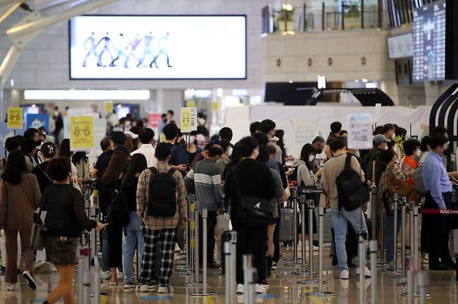 한글날 연휴(10.9∼11)를 앞둔 8일 오전 김포공항에서 여행객 등이 대기하고 있다. (사진=연합뉴스)