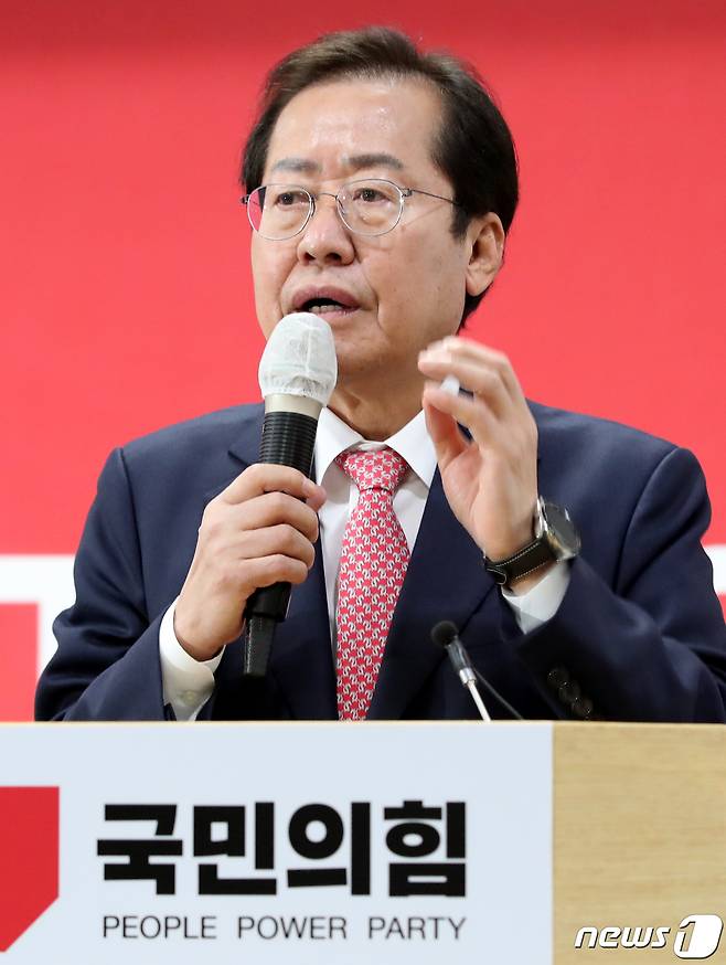 홍준표 국민의힘 대선 경선 후보가 25일 국민의힘 대전시당에서 충청지역 전현직 기초·광역의원 간담회를 하고 있다. 2021.10.25/뉴스1 © News1 김기태 기자