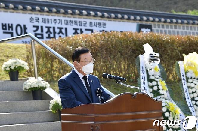 김석환 홍성군수가 25일 제91주기 ‘백야 김좌진 장군’ 추모제에서 인사말을 하고 있다.(홍성군 제공). © 뉴스1