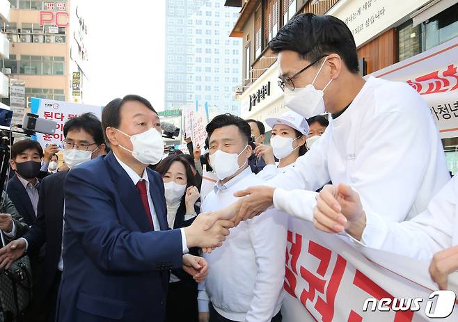윤석열 국민의힘 대선 경선 후보가 25일 국민의힘 대전시당에서 열린 대전·충청 선거대책위원회 출범식 및 임명장 수여식에서 지지자들과 인사하고 있다. 2021.10.25/뉴스1 © News1 김기태 기자