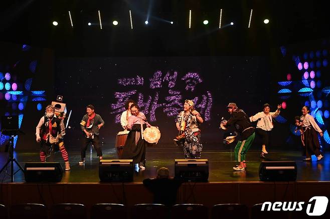 22회 음성품바축제 품바왕 선발대회 단체 공연 모습.(음성군 제공)2021.10.25/© 뉴스1