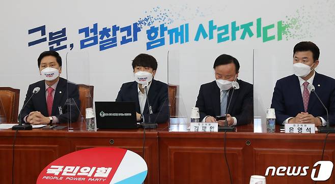 이준석 국민의힘 대표(왼쪽 두번째)가 25일 서울 여의도 국회에서 열린 최고위원회의에서 발언하고 있다. 2021.10.25/뉴스1 © News1 이동해 기자