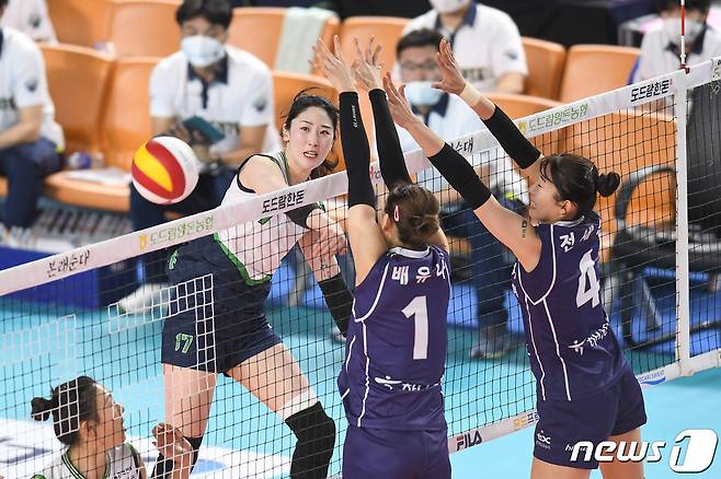 20일 김천 실내 체육관에서 열린 도드람 2021-2022 V리그 현대건설과 도로공사와의 경기에서 현대건설 고예림이 공격을 펼치고 있다. (현대건설 배구단 제공) 2021.10.20/뉴스1