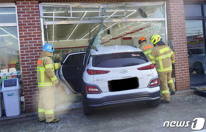 25일 오후 2시45분쯤 관광객이 몰던 렌터카가 제주 서귀포시 성산읍 수산리의 한 편의점에 돌진하는 사고가 발생했다.(제주동부소방서 제공) 2021.10.25/뉴스1 © News1
