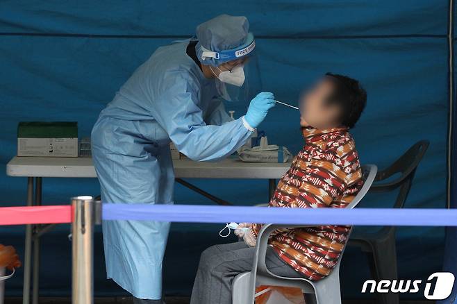 (청주=뉴스1) 김용빈 기자 = 25일 충북에서 신종 코로나바이러스 감염증(코로나19) 확진자 27명이 추가 발생했다.(사진은 기사 내용과 무관함) / 뉴스1 © News1