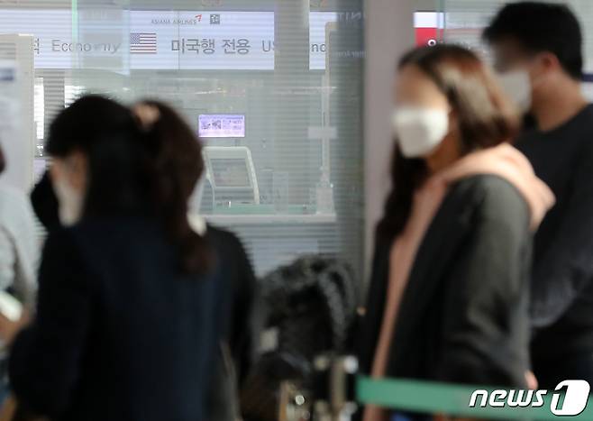 인천국제공항 체크인 카운터에서 시민들이 해외출국 수속을 밟고 있다. © News1 이동해 기자