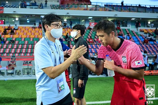 25일 싱가포르 잘란베사르 스타디움에서 열린 2022 아시아축구연맹(AFC) U-23 아시안컵 예선 조별리그 H조 1차전 대한민국과 필리핀의 경기에서 황선홍 감독이 그라운드를 바라보고 있다. (대한축구협회 제공) 2021.10.25/뉴스1