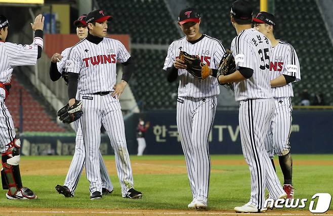 25일 오후 서울 잠실야구장에서 열린 '프로야구 2021 신한은행 SOL KBO리그' LG와 롯데의 경기에서 7회초 실점 위기를 넘긴 LG 선수들이 밝은 표정으로 덕아웃으로 향하고 있다. 2021.10.25/뉴스1 © News1 박세연 기자