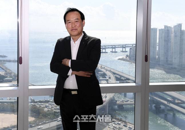 정일수 회장이 자신의 사무실에서 넓게 펼쳐진 부산 앞바다를 배경으로 포즈를 취하고 있다. 부산 = 이주상기자 rainbow@sportsseoul.com