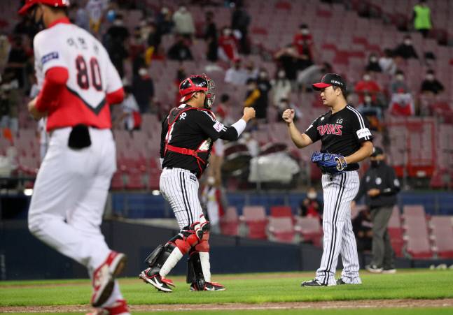 LG 이성우와 고우석이 지난 8일 광주 KIA전에서 승리를 완성한 후 하이파이브 하고 있다. 광주 | 연합뉴스