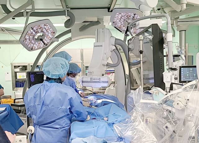 심장혈관병원 TAVI팀 권오성 교수 경피적 대동맥판막삽입술 시행 장면. (사진=은평성모병원)