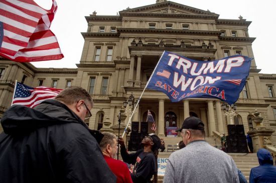 지난 12일 미시간주 의회 의사당 앞에서 트럼프 전 대통령 지지자들이 시위를 하고 있다. [이미지출처=AP연합뉴스]