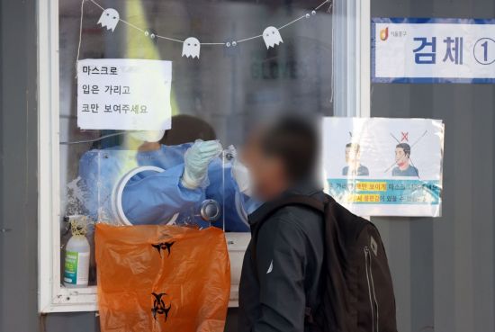 25일 서울역 광장에 마련된 코로나19 임시 선별검사소에서 의료진이 검체를 채취하고 있다. [이미지출처=연합뉴스]