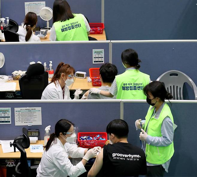 2021년 7월 19일 광주 북구 예방접종센터에서 고3학생들과 교직원들이 코로나 예방접종을 하고 있다. /김영근 기자