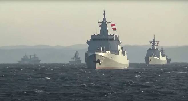 중국과 러시아 해군의 일본해 인근 연합 해상 순찰 모습. /트위터 캡처