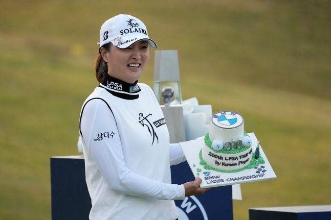 우승을 차지한 고진영. ⓒ AP=뉴시스